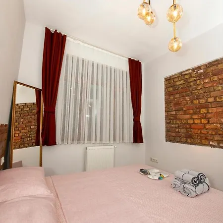 Hayyam House / Heart Of Taksim * Estambul